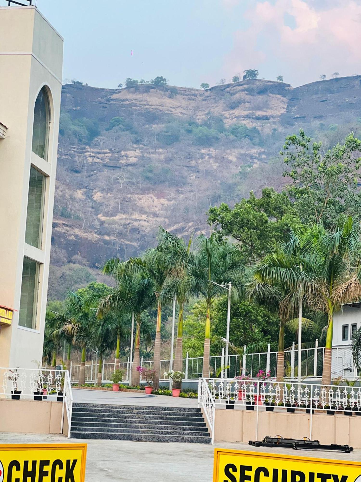 The Grand Leela Resort Khopoli Exteriör bild