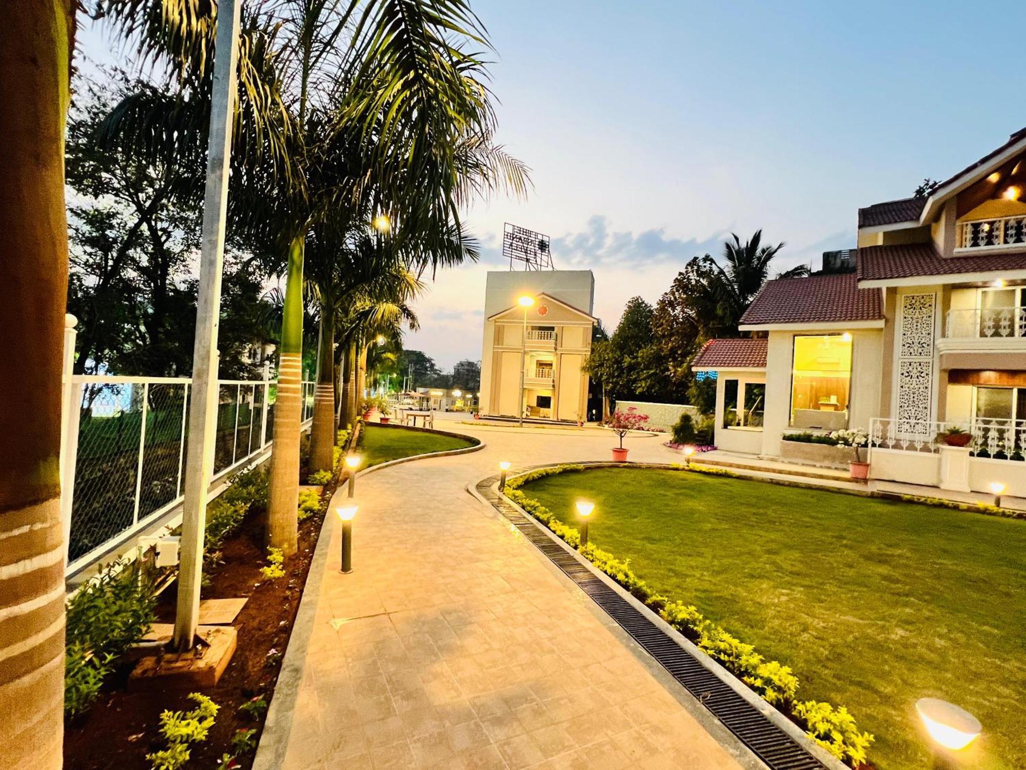 The Grand Leela Resort Khopoli Exteriör bild