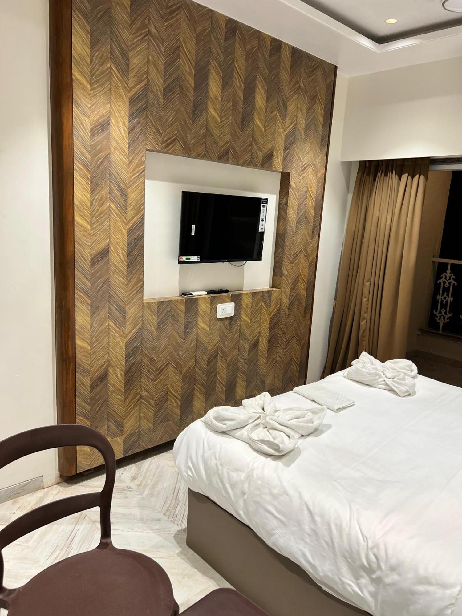 The Grand Leela Resort Khopoli Exteriör bild