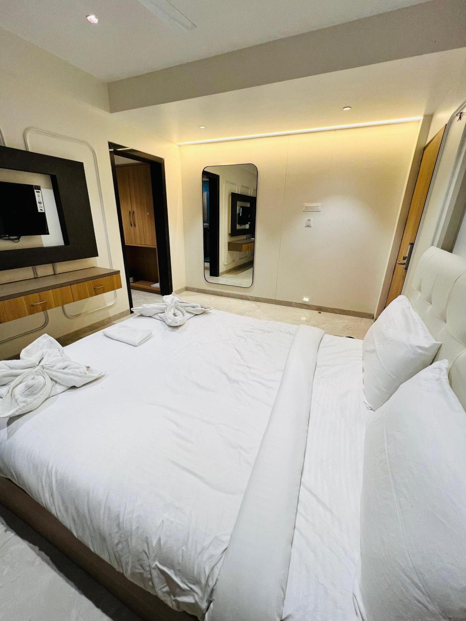 The Grand Leela Resort Khopoli Exteriör bild