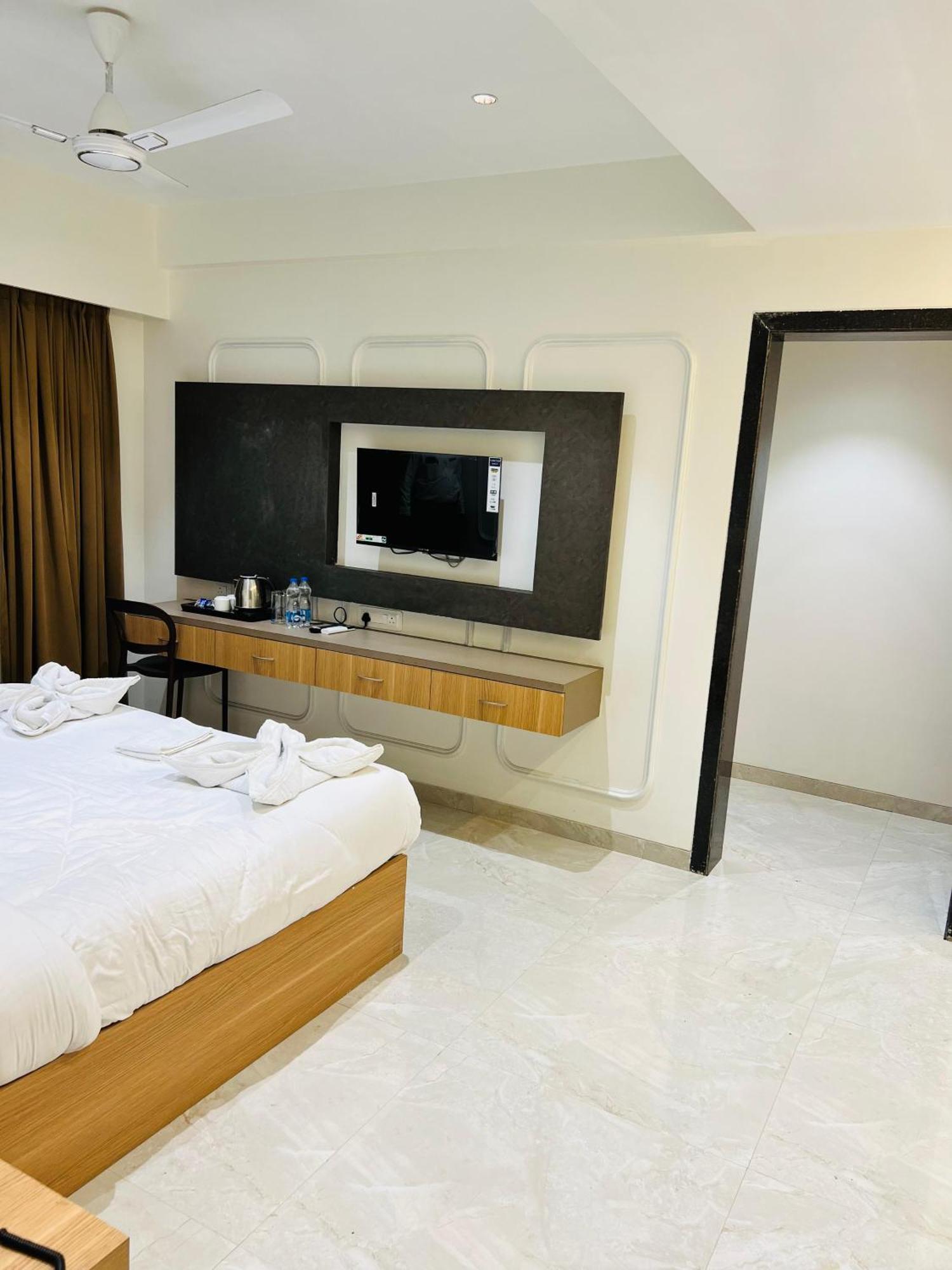 The Grand Leela Resort Khopoli Exteriör bild