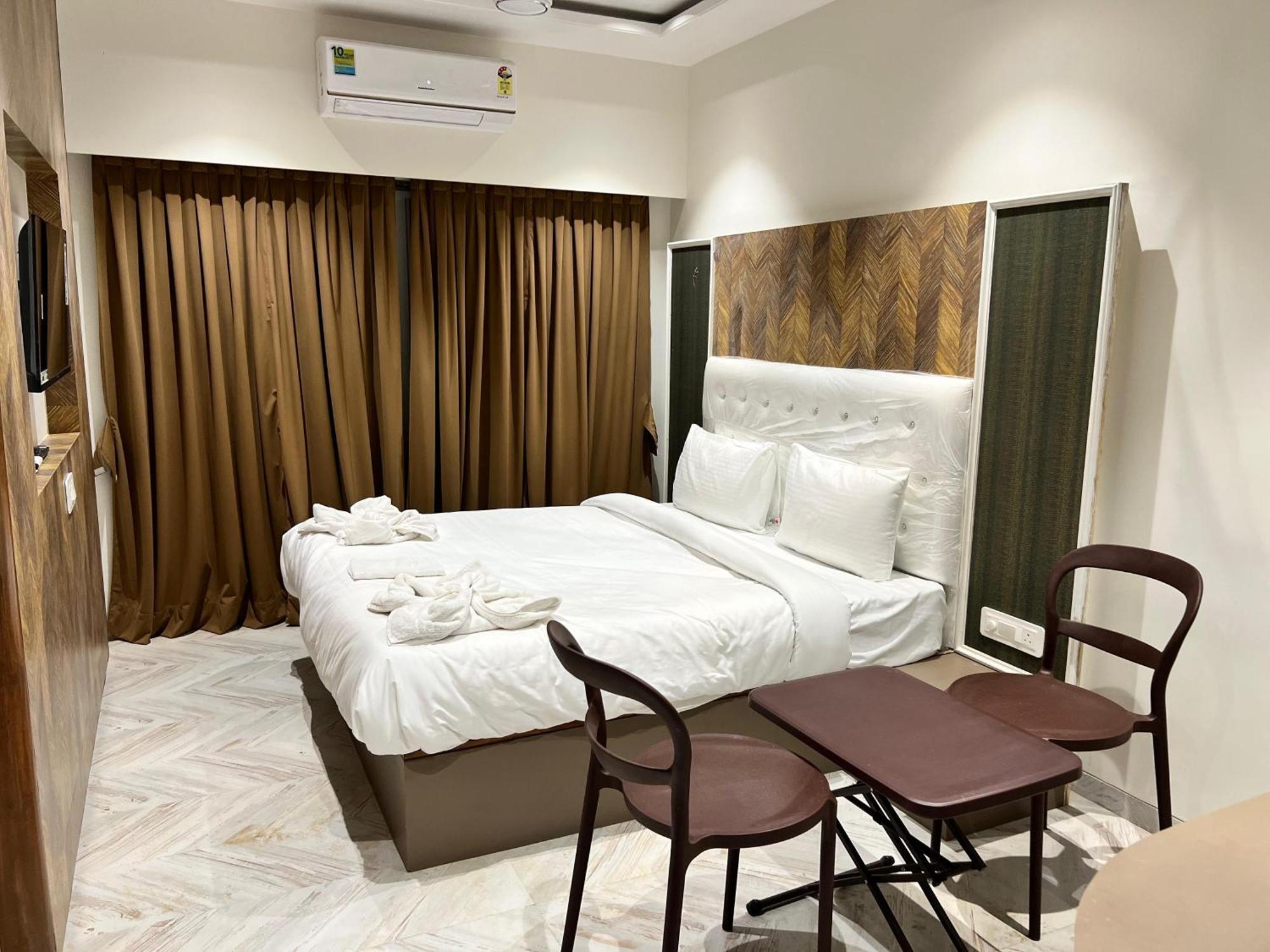 The Grand Leela Resort Khopoli Exteriör bild
